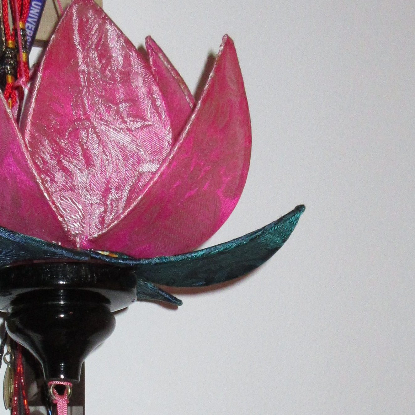 Wall collage lotus lamp